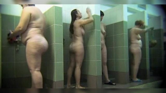 Подглядываем за моющимися бабками