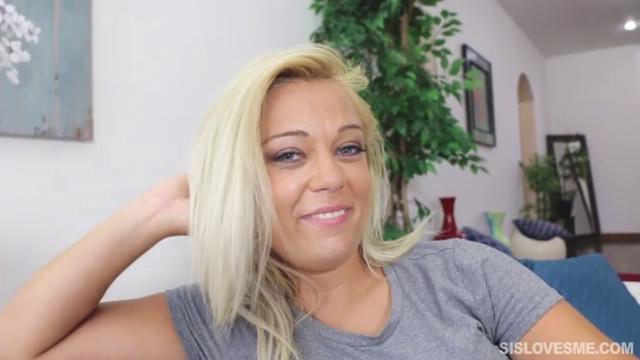 Сисястой сестре очень нравится прыгать сверху на члене брата