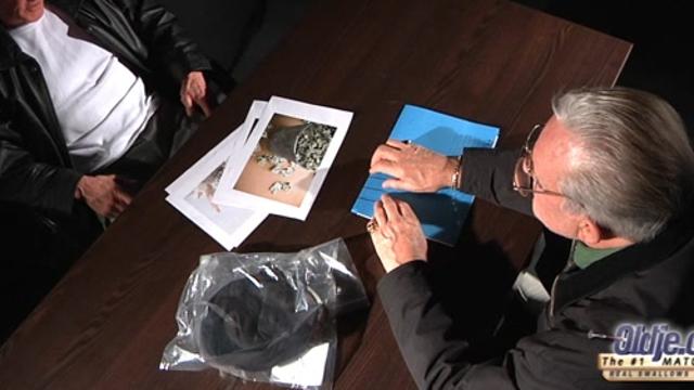 Пока дедушка не видит, милая внучка трахает себя сама секс игрушкой