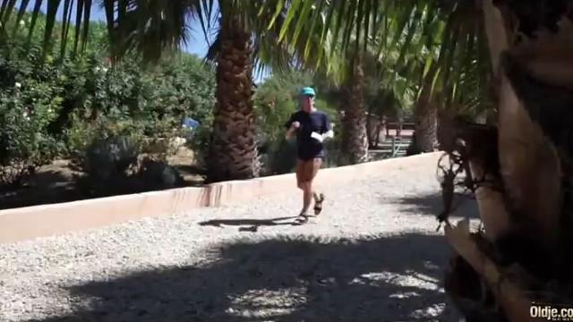 Как только дедушка ушёл из дому светлая внучка во всю шалит с бабушкой