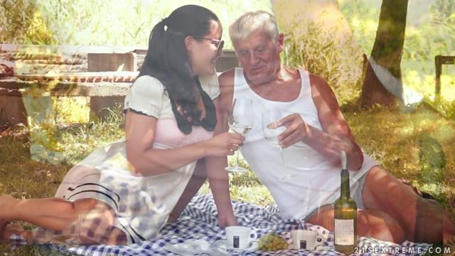 Внучка записывает с дедушкой горячее порно на дому