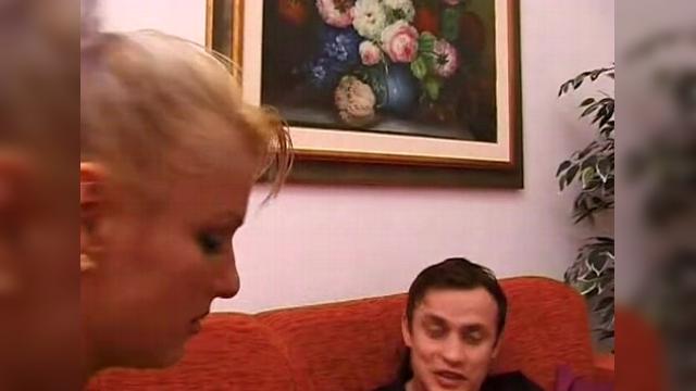 Брат и сестра с Воронежа великолепно трахаются на диване, получая оргазм