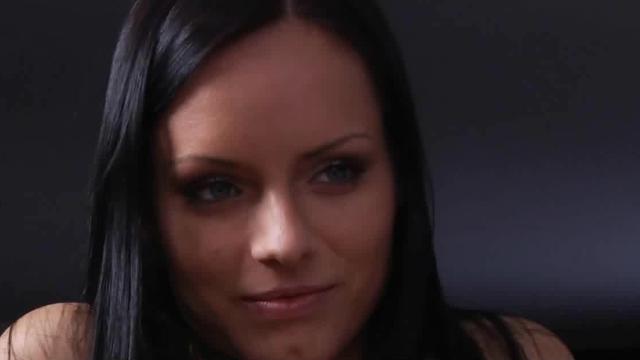 Похотливый дедушка прямо на пляже трахает внучку в миссионерской позе