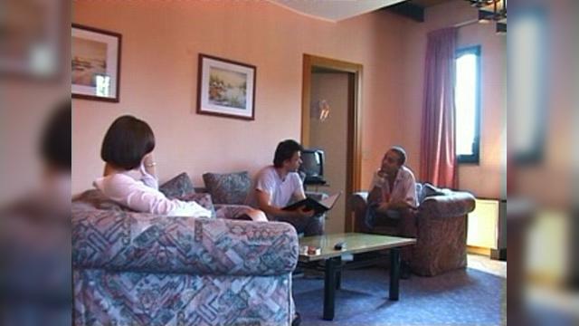 Пока сестра спит, кудрявый брат вкусно трогает языком киску