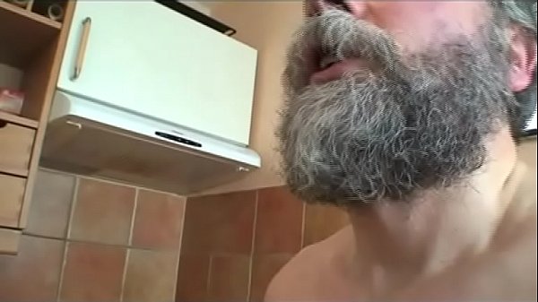 Дочка с удовольствием сношает мокрую писю о длинный член папы в позе раком