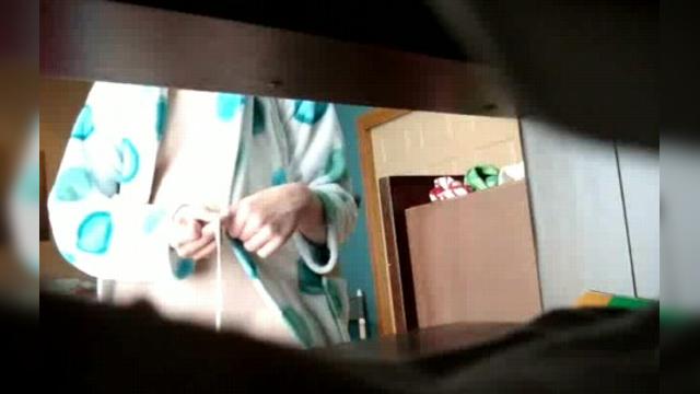 Старший брат по очереди трахает в спальне своих младших сестричек