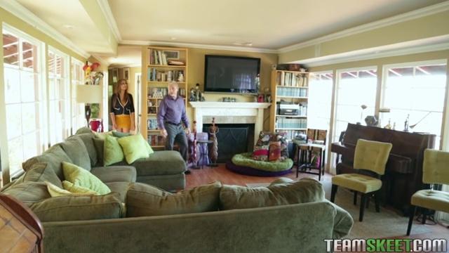 Пока дедушка в больнице, бабушка учит внучку и её парня правильному сексу