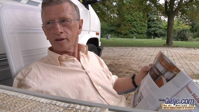 Пока дедушка не видит внучки привели в дом парней для группового секса