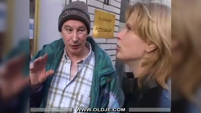 Дедушка в шляпе ничего не мог сделать, пока внучку трахал незнакомец