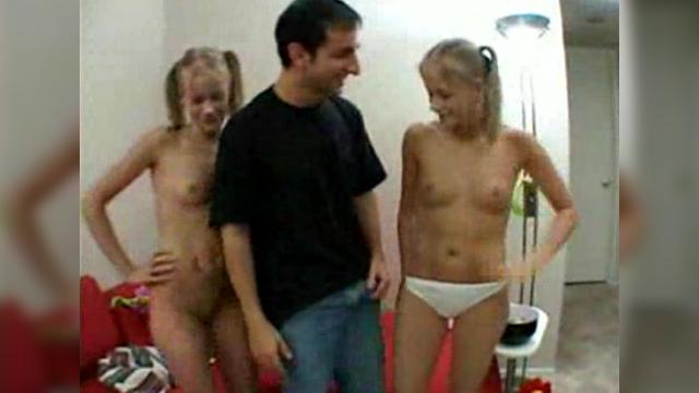 Брат и сестра в уютной спальне после прочтения книги возбудились и потрахались