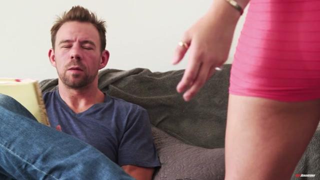 Патлатый брат будучи без девушки, легко разводит на секс свою подтянутую се ...