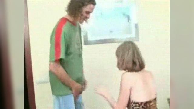 Рыжий брат с сестрой принимают душ и горячо трахаются, пока не видят родители