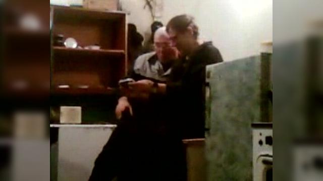 Лысый дедушка после уборки хорошо отдыхает, трахая внучку