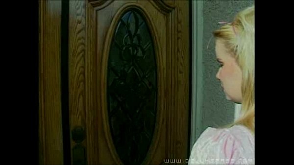 Довольная дочь в свои 18 лет активно раздвигает ноги для настырного папы