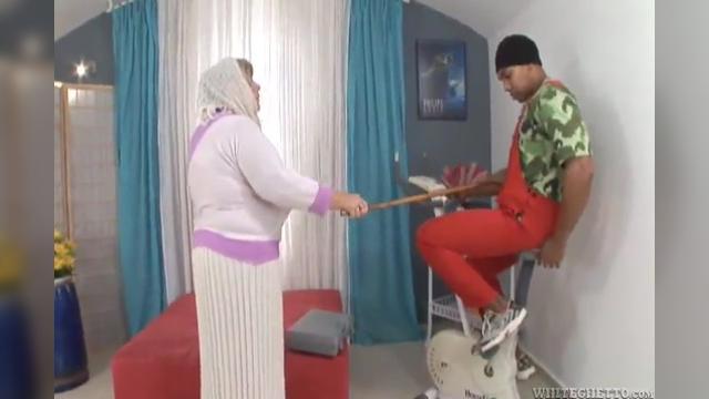 Подтянутая брюнетка позволила соседскому парню трахнуть себя пальцами