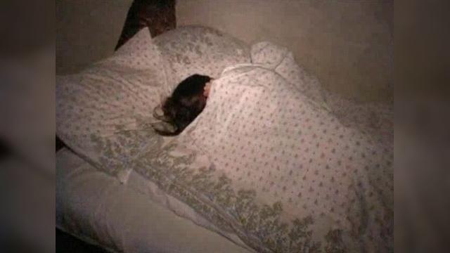 Кудрявая сестричка с бритой писей пришла утром к брату и просится на член