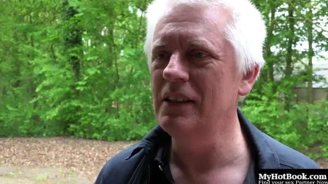 Заботливая внучка разбудила лысого дедушку утренним сексом