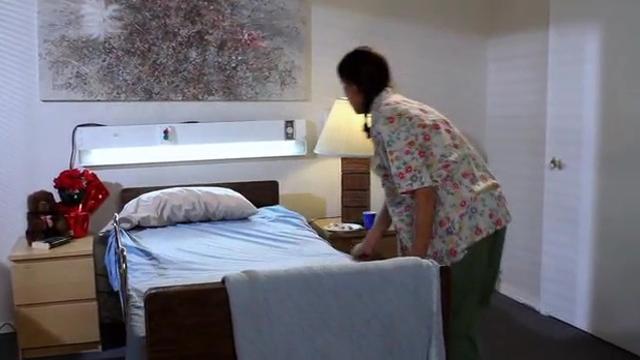 Брат позволил своему лучшему другу на диване трахнуть родную сестру