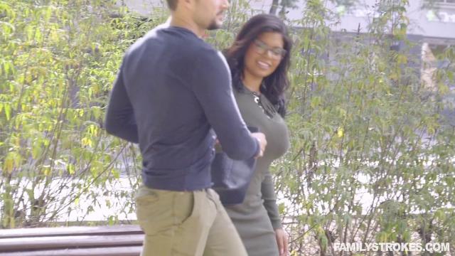 Пока брата нет дома, грудастая сестра позволяет себе анальный секс по вебке