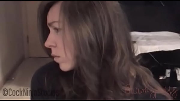 Светлая дочурка, когда папы нет дома любит выходить в секс чат и показывать сиськи