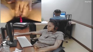 На работе молодая девушка решила расслабиться оргазмом.