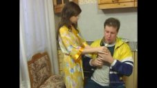 Пожилой мужчина трахается со своей привлекательной и озорной любовницей, которая учится в универе