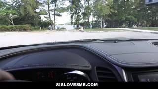 Когда родители уехали на дачу, похотливый брат начал уговаривать свою сестр ...