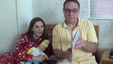 Лучезарная девушка сосет член партнера и готовится быть трахнутой его большим поршнем