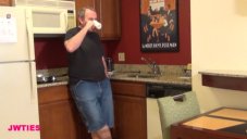 Вредная молодая девушка сосет письку старого любовника и хочет с ним знатно потрахаться