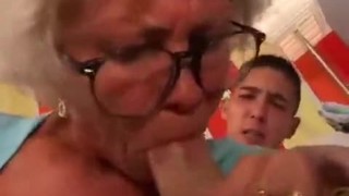 Внук приятно удивил бабушку своим приходом, и она почувствовала себя снова ...