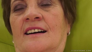 Худощавая девушка пребывает в гостях у своей любимой бабушки каждое лето.