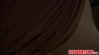 Молодая женщина помогает своему брату настроиться на сексуальный опыт, приласкав его.