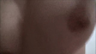 Молодой человек уговаривает свою сестру на более близкие отношения.