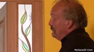 Дед был похотлив и не мог противостоять жаре и внучке в легкой одежде.