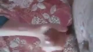 Худая и сексуальная бабушка удовлетворяет парня своими ладонями.