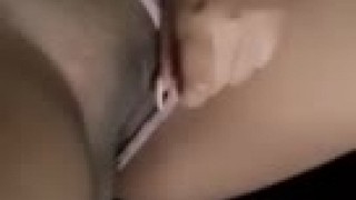 Молодая мама решает заняться самоудовлетворением перед камерой дома.