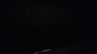 Очаровательная женщина рано утром вошла в комнату своего спящего сына, с на ...