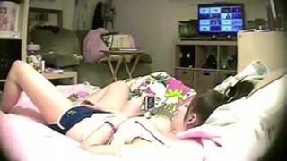 Молодая девушка с длинными волосами устала от бесконечных поисков парней и ...