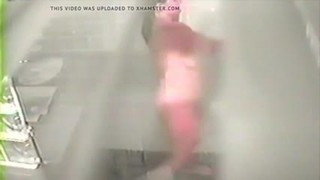 Парень наблюдал за своей мамой с помощью камеры, прячась в тени, пока она принимала душ.