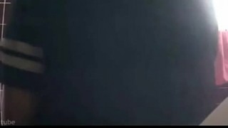 Младший брат регулярно наблюдает за старшей сестрой.