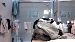 Лицемерная мать скрытно наблюдает за обнаженной дочерью в ванной, используя ...