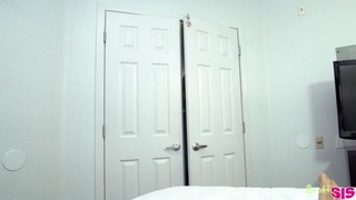 Страстный брат удовлетворяет свою сестру в домашней обстановке, меняя позы.