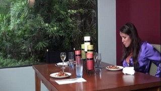 Женщина занимается сексом со своим мужем, а их сын подглядывает за ними.