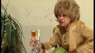 Взрослая русская женщина посещает свою сестру.