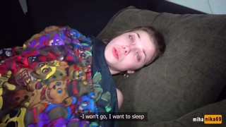 Брат разбудил свою сестру с целью посетить театр, но она сильно перебрала с алкоголем вчера и не хотела вставать.