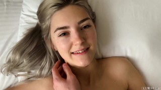 Сестра поделилась интимным моментом с братом, который закончился спермой на ее груди.