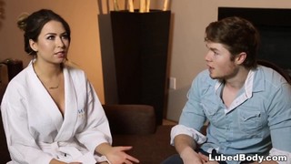 Брат занимается сексом со своей сестрой в массажном кабинете.