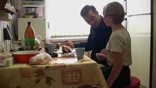 Отчим воспользовался возможностью, когда супруга отсутствовала, и развратил свою падчерицу на кухне.