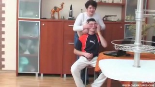 Тетка предложила молодому племяннику отсосать его пенис.