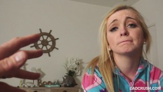 Девушка умело влияет на своего отца, чтобы исполнить свои желания.